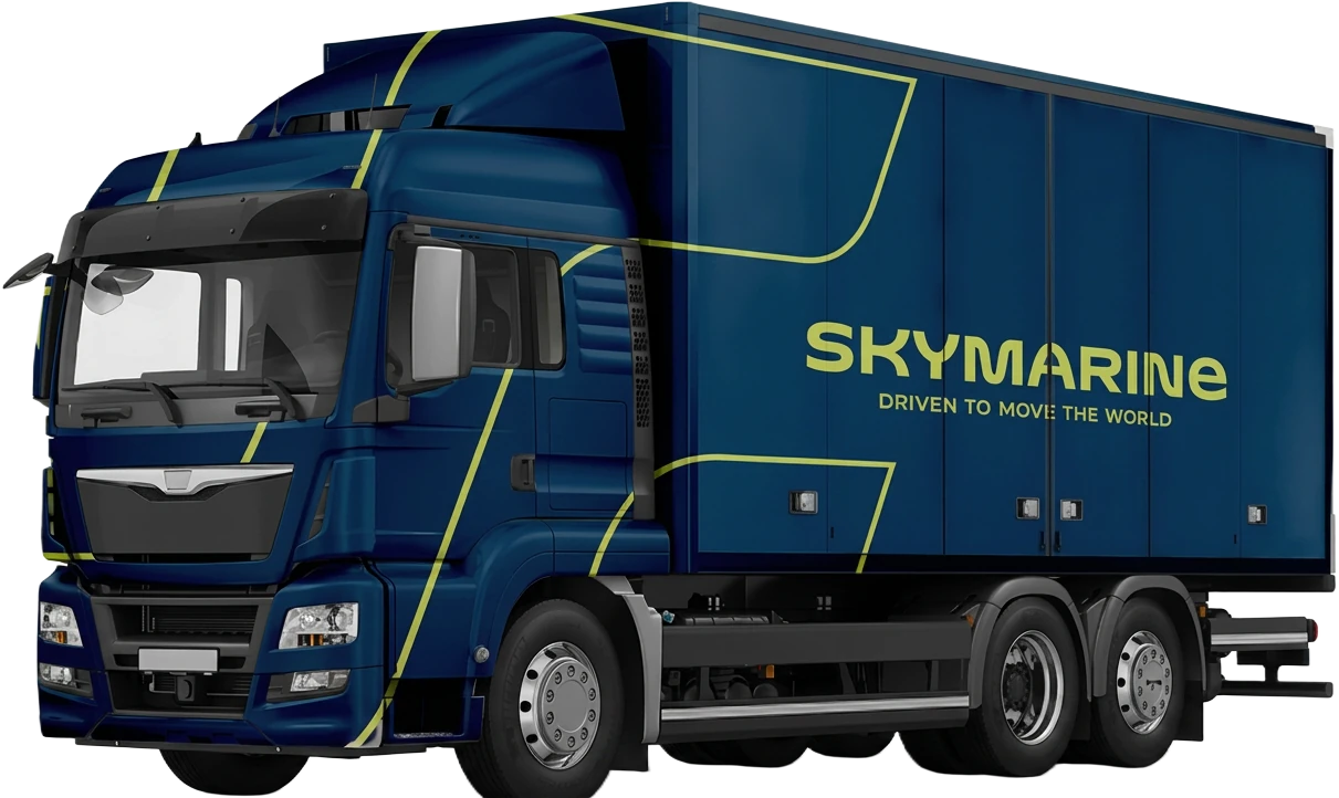 Caminhão baú com identidade visual Skymarine em transporte rodoviário